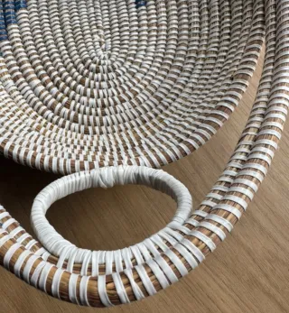 Cesta mimbre beige y azul con asas