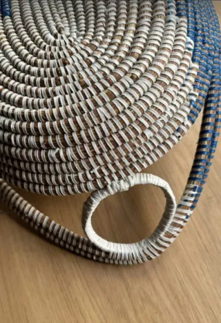 Cesta mimbre beige y azul con asas