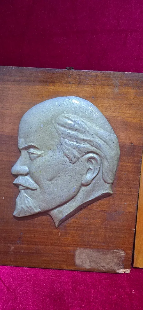 Bajorrelieve y cuadro Lenin