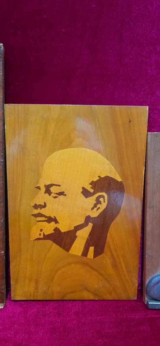 Bajorrelieve y cuadro Lenin