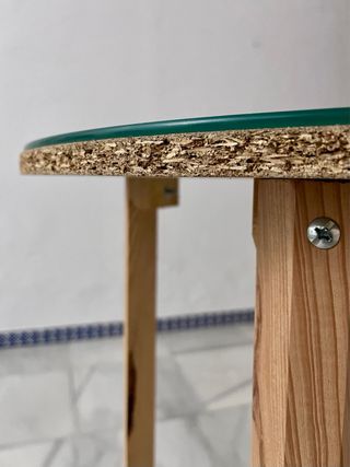 Mesa redonda de madera y cristal