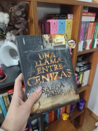 Una llama entre cenizas / An Ember in the Ashes...