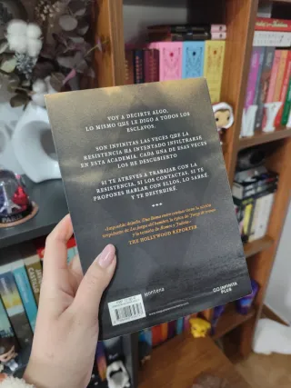 Una llama entre cenizas / An Ember in the Ashes...