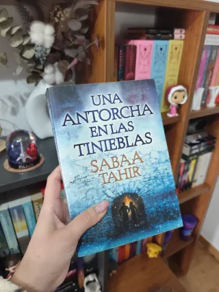 Una llama entre cenizas / An Ember in the Ashes...