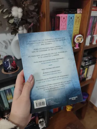 Una llama entre cenizas / An Ember in the Ashes...