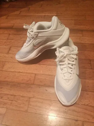 Zapatillas deportivas Nike grises y blancas