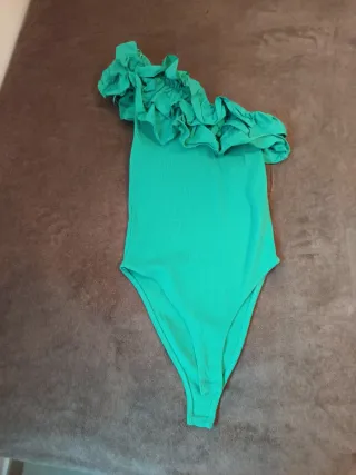 Body Zara verde un hombro volantes