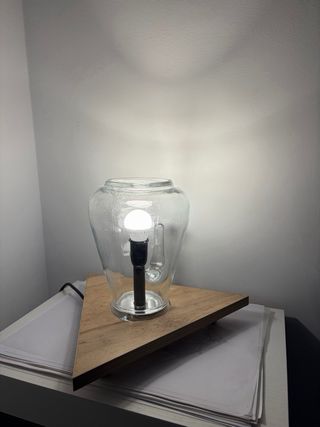 Lámpara de cristal y madera