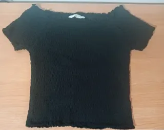 Top manga corta con hombros descubiertos