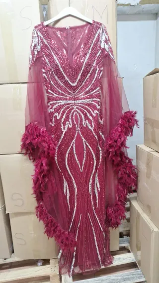 Vestido de fiesta rojo y plateado