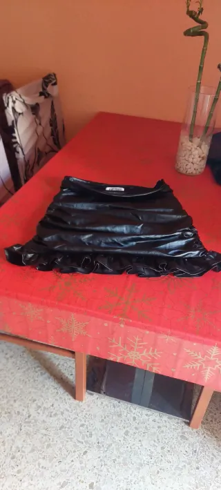Falda negra con volantes