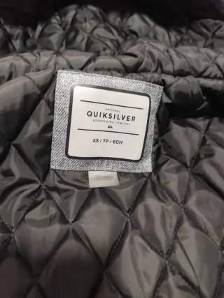 Abrigo Quiksilver gris y negro
