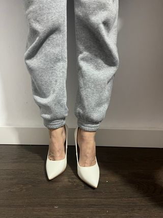 Tacchi alti bianchi eleganti con punta fine