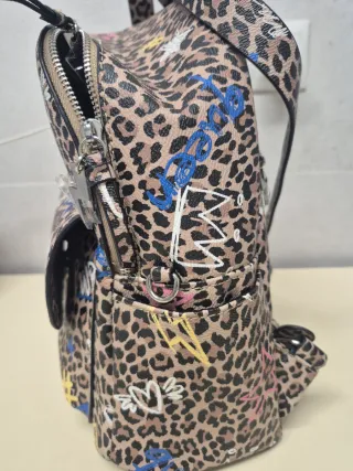 Mochila estampado leopardo con grafitis