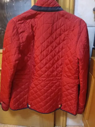Chaqueta acolchada roja y azul