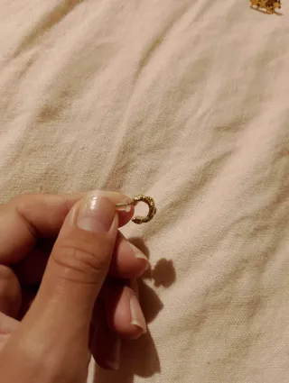 Pendientes dorados pequeños