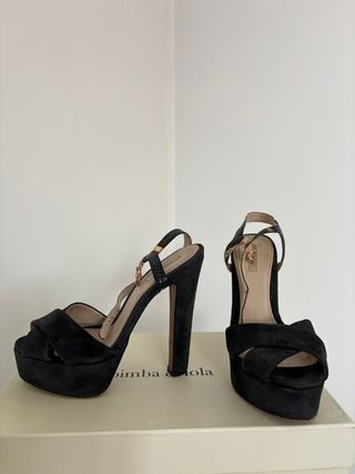 Zapatos de tacón Bimba y Lola azul marinos