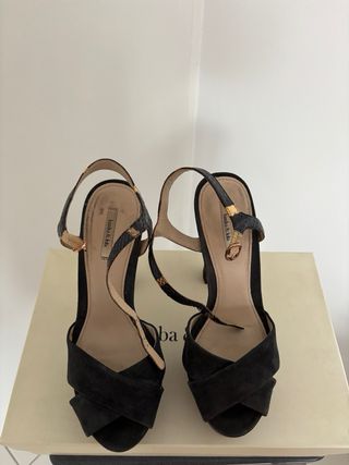 Zapatos de tacón Bimba y Lola azul marinos