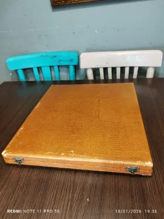 LIMOGES ESTUCHE CON BANDEJA FLORES ROSAS.