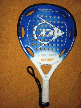 Pala de pádel Dunlop Hot Melt con su mochila