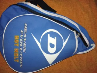 Pala de pádel Dunlop Hot Melt con su mochila