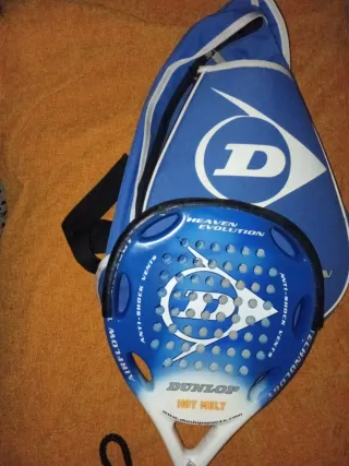 Pala de pádel Dunlop Hot Melt con su mochila