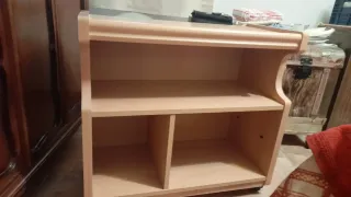 Mesa de madera con ruedas