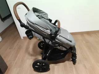 Carrito de bebé gris