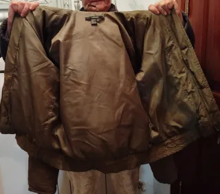 Chaqueta bomber verde kaki con capucha