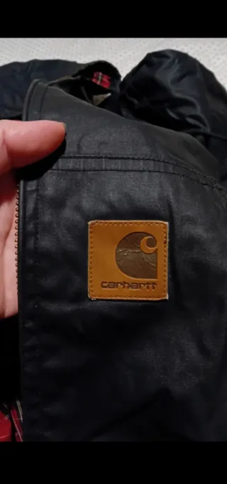 Chaqueta Carhartt Negra con Forro Rojo