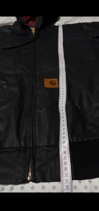 Chaqueta Carhartt Negra con Forro Rojo