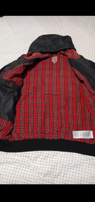 Chaqueta Carhartt Negra con Forro Rojo