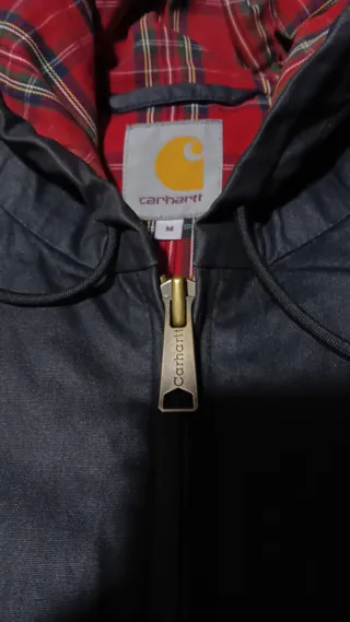 Chaqueta Carhartt Negra con Forro Rojo