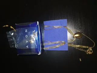 Conjunto Avon Colgante y Pendientes Dorados