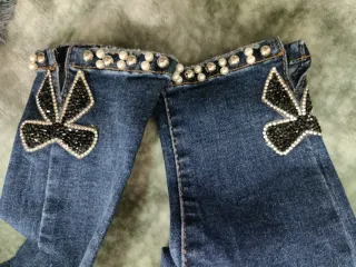 Pantalón elástico tobillero,perlas y pedrería.