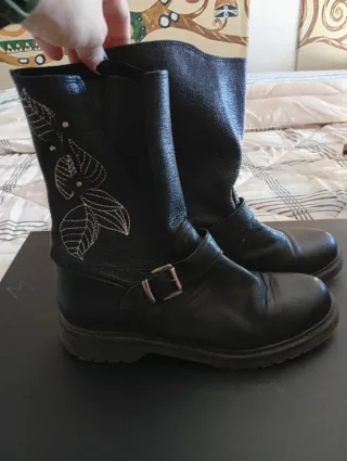 Botas Mamatayoe negras con flor bordada