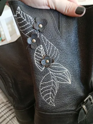 Botas Mamatayoe negras con flor bordada