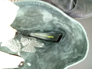 Botas Mamatayoe negras con flor bordada