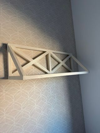 Estantería de madera blanca con diseño