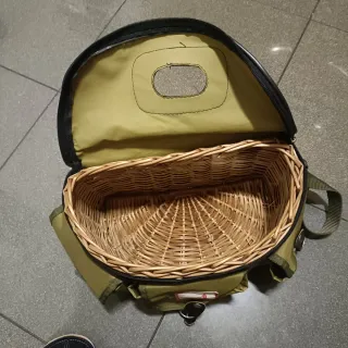 Cesta de pesca mimbre y caja accesorios