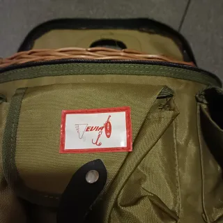 Cesta de pesca mimbre y caja accesorios