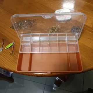 Cesta de pesca mimbre y caja accesorios