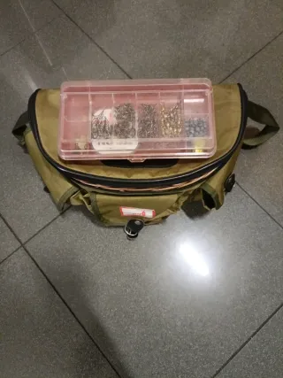 Cesta de pesca mimbre y caja accesorios