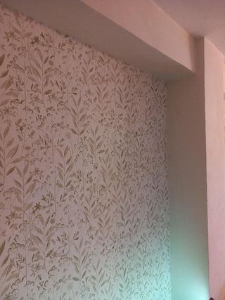 instalador de papel vinil decorativo en pared