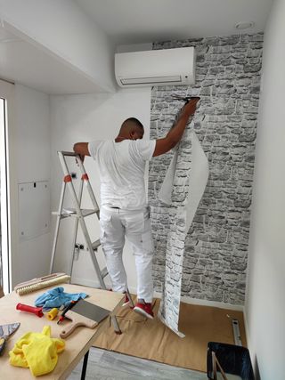 instalador de papel vinil decorativo en pared