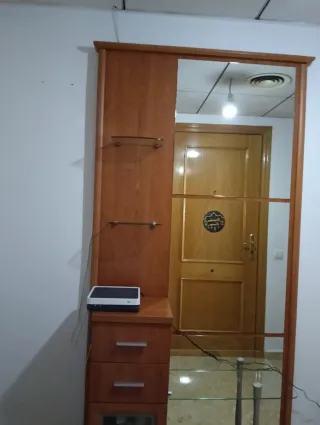 Mueble recibidor madera y cristal