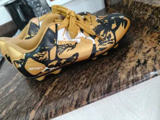 Zapatillas de fútbol doradas y negras