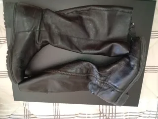 Botas de piel negras hasta la rodilla. Comodisimas