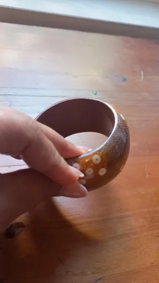 Pulseira de acrílico com detalhes