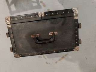 Maleta antigua de atrezo con ruedas